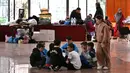 Anak-anak mengobrol sambil duduk di sebuah sekolah yang diubah menjadi tempat penampungan bagi pengungsi di kota Dekwaneh, utara Beirut, Lebanon, pada Kamis 5 Maret 2026. (Joseph EID/AFP)