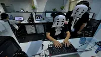 Hari Tanpa Wajah sehari untuk meringankan stres para karyawan perusahaan. Kebanyakan dari mereka mengenakan topeng hantu. 