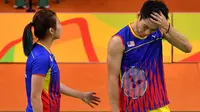 Chan Peng Soon/Goh Liu Ying frustasi karena permainannya tidak berkembang saat melawan Tontowi Ahmad/Liliyana Natsir pada partai final di Riocentrio, Rabu (17/8/2016) WIB. (AFP/Ben Stansall)