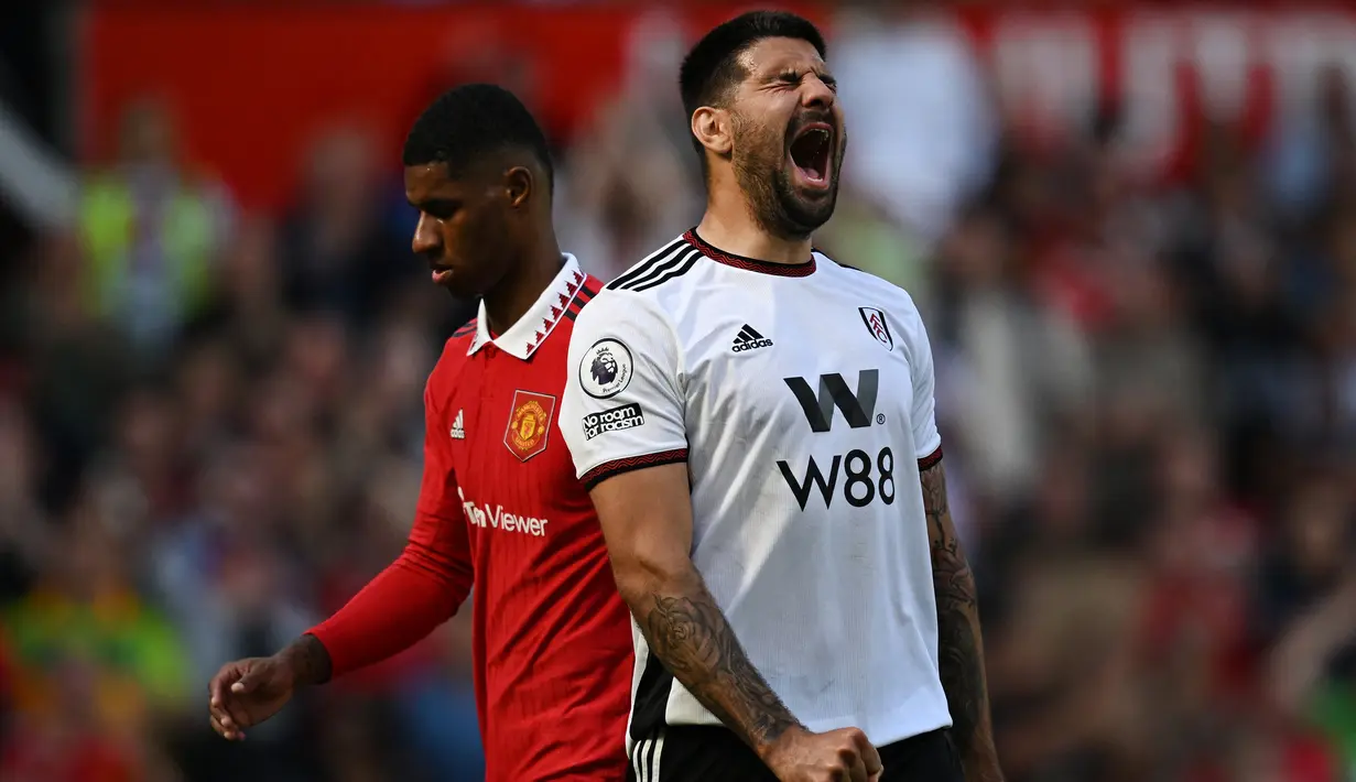 Reaksi kecewa Striker Fulham, Aleksandar Mitrovic setelah eksekusi penaltinya mampu ditepis kiper Manchester United, David De Gea pada laga pekan terakhir Liga Inggris 2022/2023 di Old Trafford Stadium, Manchester (28/5/2023). (AFP/Paul Ellis)