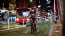 Seorang pria mengenakan masker saat bersepeda di Kota Auckland, Selandia Baru, Rabu (12/8/2020). Kota terbesar di Selandia Baru, Auckland, pada 12 Agustus 2020 kembali memberlakukan Siaga COVID-19 Level 3 selama tiga hari setelah empat kasus terkonfirmasi pada 11 Agustus 2020. (Xinhua/Li Qiaoqiao)
