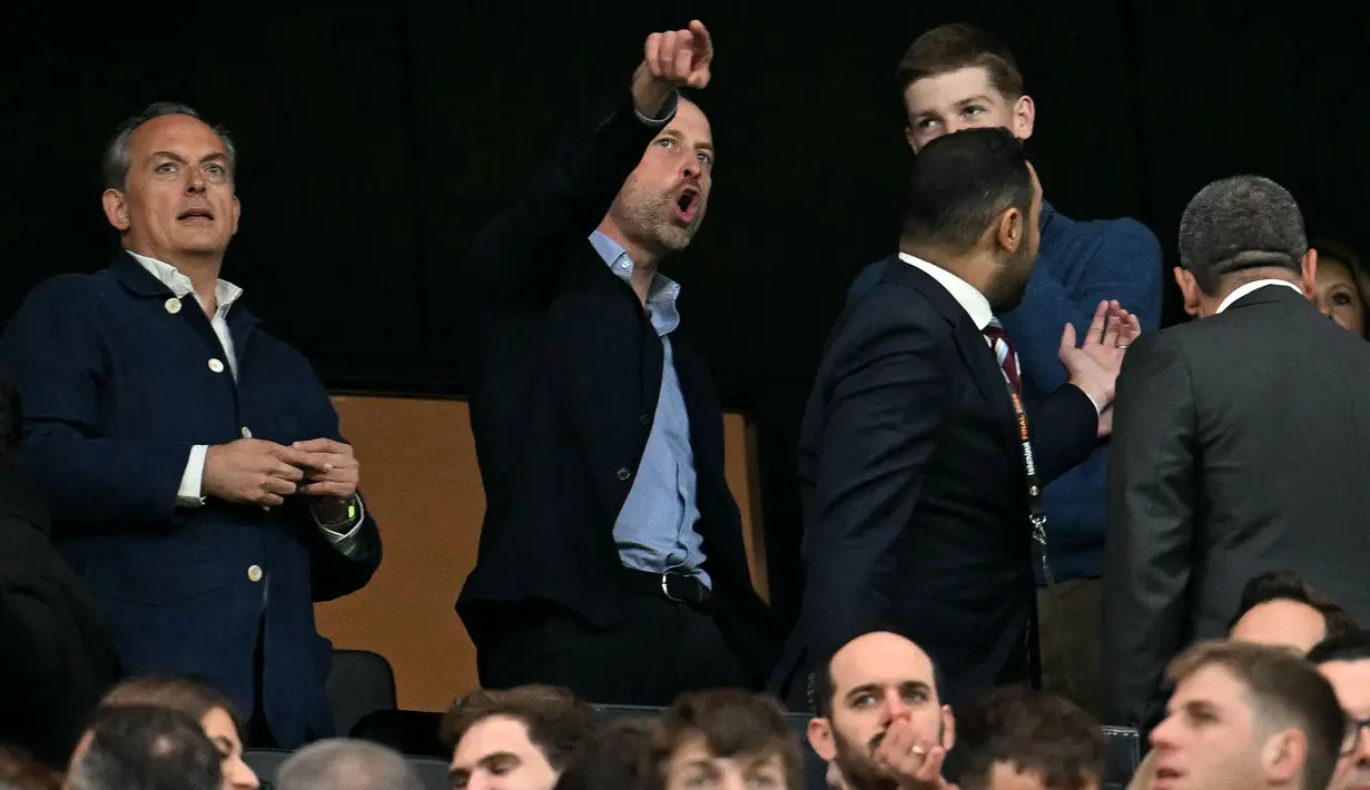 Ini menjadi momen spesial bagi Pangeran William sebagai fans Aston Villa karena untuk pertama kalinya dalam sejarah mereka berhasil merengkuh gelar juara Liga Europa untuk pertama kalinya. (AFP/Ozan Kose)