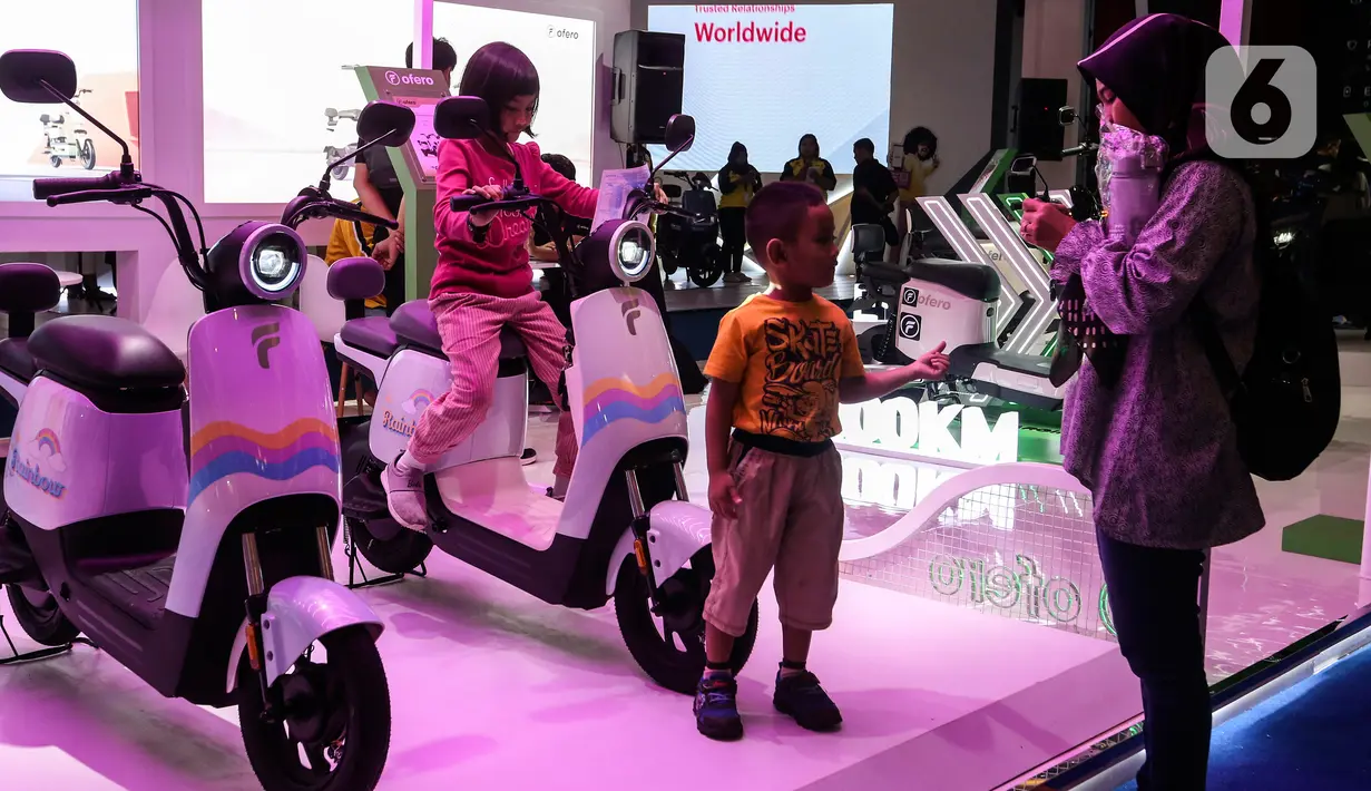 Pengunjung melihat dan mencoba sepeda motor listrik pada pameran Indonesia International Motor Show (IIMS) 2023 di JIExpo Kemayoran, Jakarta Pusat, Jumat (17/2/2023). IIMS 2023 yang berlangsung hingga 26 Februari mengangkat tema "Bringing Opportunity for Otomotive Society Together" (BOOST) dan menghadirkan sekitar 40 merek otomotif dengan menampilkan produk dan konsep terbaru. (Liputan6.com/Johan Tallo)