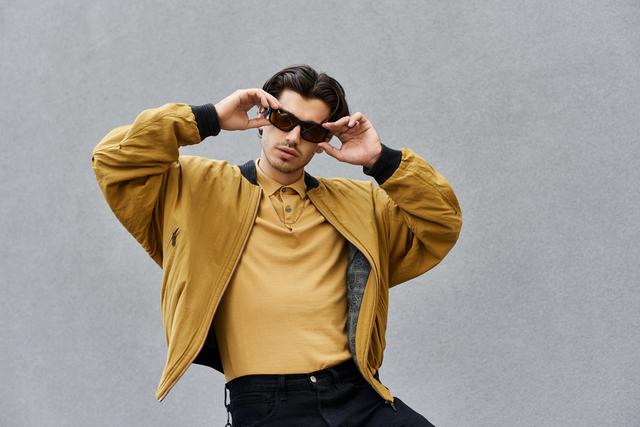 Jaket Oversized dan Sneakers: Kunci Look Serba Bisa