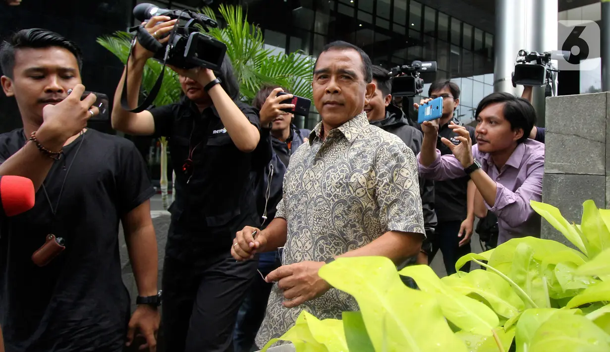 Ketua KONI Pusat, Tono Suratman berusaha menghindari awak media  usai menjalani pemeriksan di Gedung KPK, Selasa (21/1/2020). Tono dimintai keterangannya terkait kasus suap dana hibah pemerintah melalui Kementerian Pemuda dan Olahraga (Kemenpora) kepada KONI tahun 2018. (merdeka.com/Dwi Narwoko)