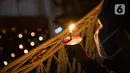 Jemaat memegang lilin saat pelaksanaan ibadah malam Natal di Gereja Immanuel, Jakarta, Jumat (24/12/2021). Perayaan ibadah malam Natal tersebut mengangkat tema 'Cinta Kasih Kristus yang Menggerakkan Persaudaraan'. (Liputan6.com/Faizal Fanani)