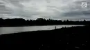 Warga sedang memancing di pinggir Danau Setu Babakan Jumat (5/1). Meski debit air berkurang, sebagian warga memanfaatkan sungai di pinggir danau untuk mencari ikan. (Liputan6.com/Immanuel Antonius)