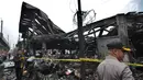 Polisi menjaga lokasi kebakaran yang melanda Pasar Blok A Kebayoran Baru, Jakarta Selatan, Rabu (6/3). Kerugian ditaksir mencapai miliaran rupiah. (merdeka.com/Arie Basuki)