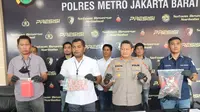 Kasat Reskrim Polres Metro Jakarta Barat Kompol Haris Kurniawan, menjelaskan awal mula kejadian ketika pelaku yang merupakan mantan suami SM datang kerumah korban untuk mengurus akte perceraian. (Dok. Merdeka.com)