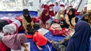 Belum terlihat tanda-tanda pembersihan lumpur baik di luar maupun di dalam ruangan belajar. Tampak dalam foto, para siswa berkumpul di kelas darurat di dalam tempat penampungan setelah sekolah mereka hancur akibat banjir bandang di daerah yang berdekatan dengan Sungai Peusangan di Bireuen, provinsi Aceh, Senin 5 Januari 2026. (CHAIDEER MAHYUDDIN/AFP)