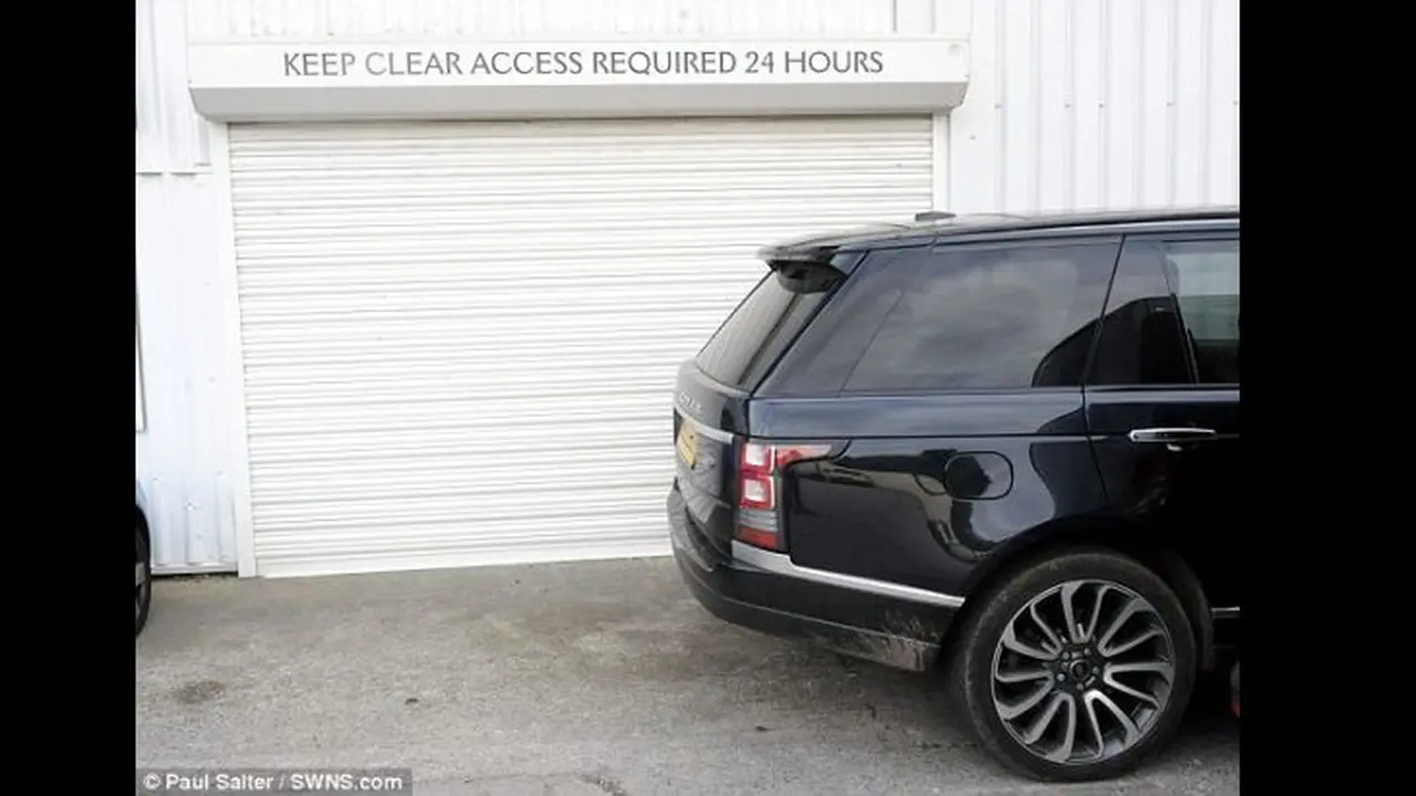 Parkir Menghalangi Ruang Jenazah, Range Rover Diderek Paksa