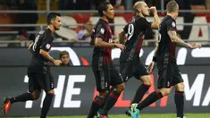 Bek AC Milan, Gabriel Paletta (kedua kanan) melakukan selebrasi usai mencetak gol kegawang Sassuolo pada liga Italia di San Siro, Milan (3/9). Gabriel Paletta menjadi penentu kemenangan AC Milan atas Sassuolo dengan skor 4-3. (AFP Photo/Marco Bertorello)