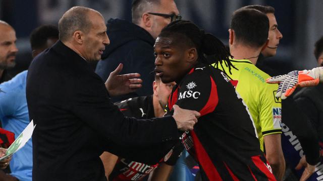 Foto: Momen Kesal Rafael Leao saat Digantikan oleh Massimiliano Allegri ketika AC Milan Kalah