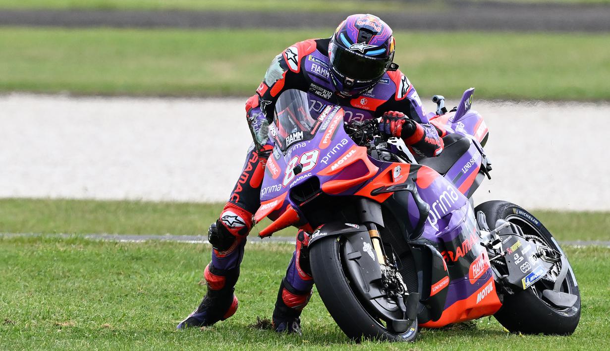 Pembalap berkebangsaan Spanyol itu kemudian mampu bangkit dan kembali ke pit. (AFP/Paul Crock)