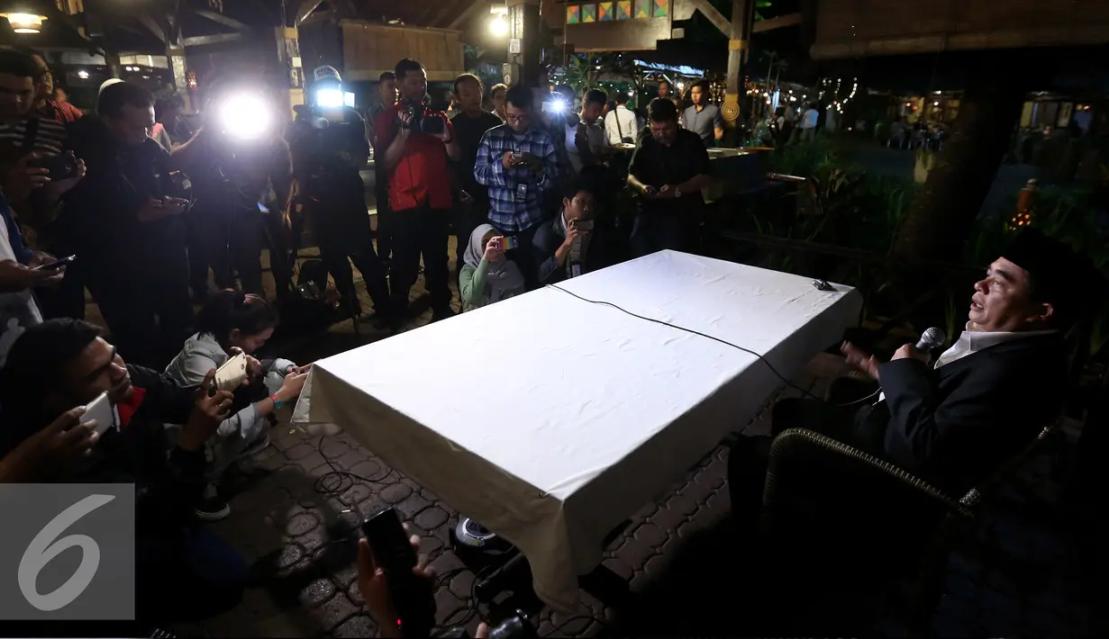 Suasana saat mantan Ketua DPR RI, Ade Komarudin memberikan keterangan pers di Jakarta, Senin malam (5/12). Dalam keterangan persnya Akom akan menempuh segala macam cara untuk mengembalikan nama baiknya. (Liputan6.com/JohanTallo)