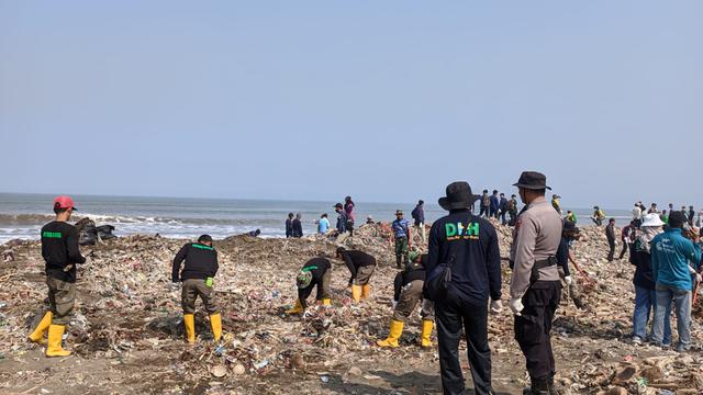Ribuan orang dalam aksi bersih-beraih Pantai Cibutun Pesisir Loji, Kabupaten Sukabumi (Liputan6.com/Istimewa)