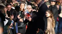 Tingkah Lucu Pangeran Louis Dapat Kado Natal 2025 dari Warga, Pecicilan Dapat Cokelat