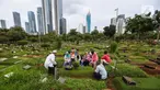 Sejumlah umat muslim berdoa di depan makam keluarga di Pemakaman Karet Bivak Jakarta, Minggu (3/3/2024). (Liputan6.com/Angga Yuniar)