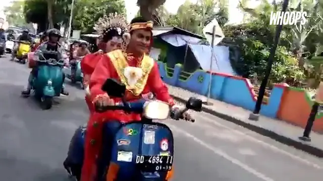 Mengenakan pakaian pengantin khas Sulawesi Selatan sambil naik Vespa, pemuda ini jadi bahan tontonan masyarakat.