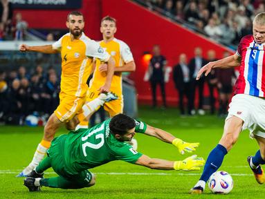 Pemain Timnas Norwegia, Erling Haaland, berusaha melewati kiper Moldova, Cristian Avram, dalam lanjutan Kualifikasi Piala Dunia 2026 di Ullevaal Stadium, Rabu (10/9/2025). (Cornelius Poppe/NTB via AP)