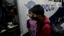 Penumpang yang terjaring razia travel gelap Ditlantas Polda Metro Jaya dipulangkan ke daerah asalnya, Jakarta, Kamis (29/4/2021). Sebanyak 115 kendaraan travel gelap diamankan karena diduga kuat mengangkut pemudik di tengah masa pengetatan larangan mudik 2021. (Liputan6.com/Faizal Fanani)