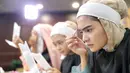 Terlihat beberapa kontestan serius memperhatikan. Antusias para kontestan ini terlihat dengan banyaknya yang tanya. Salah satunya tanya soal jenis make up yang cocok sesuai dengan jenis kulinya. (Adrian Putra/Bintang.com)