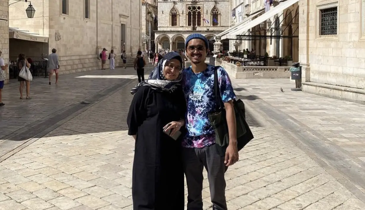 Saat berlibur, ia pun nampak mengenakan dress panjang hitam dipadukan kerudung segi empat dan sneakersnya. @pakduta