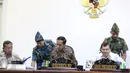 Presiden Jokowi (tengah) didampingi Wapres Jusuf Kalla memimpin Rapat Terbatas bersama Menteri Kabinet Kerja membahas Foreign Direct Investment dan Kemudahan berusaha di Indonesia di Kantor Kepresidenan, Jakarta, Rabu (16/9). (Liputan6.com/Faizal Fanani)