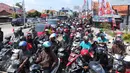 Antrean panjang kendaraan di jalur alteri Brebes Timur, Jawa Tengah, Senin (4/7). Petugas menambah jangkauan contra flow yang sebelumnya 10 km menjadi 12 km untuk mengurai kemacetan panjang di kawasan tersebut. (Liputan6.com/Angga Yuniar)
