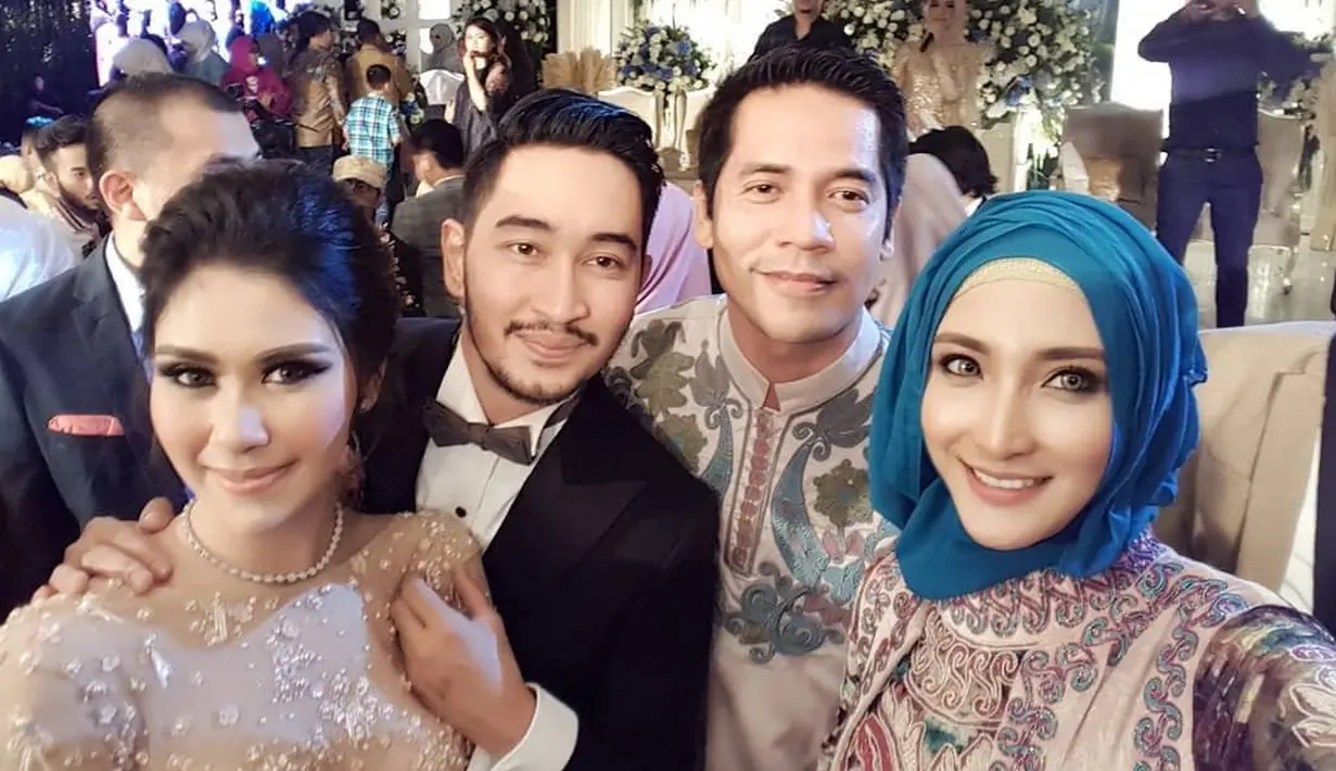 Ricky Perdana dan Chaca Thakya juga hadir di pernikahan Jeje dan Syahanaz. Mereka terlihat begitu saat berfoto bersama. (Foto: instagram.com/rickyperdana06)