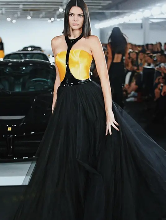 Selain itu, dapat dipastikan setelah Kendall mengunggah foto tersebut, dirinya tidak sedang berbadan dua. Tak lama, ia mengunggah foto dirinya memakai gaun merah dan begitu mempesona. (Instagram/kendalljenner)