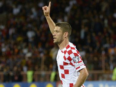 Pemain Kroasia Andrej Kramaric melakukan selebrasi usai mencetak gol ke gawang Armenia pada pertandingan sepak bola Kualifikasi Euro 2024 di Stadion Republik Vazgen Sargsyan, Yerevan, Armenia, Senin (11/9/2023). (KAREN MINASYAN/AFP)