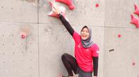Atlet panjang tebing andalan Indonesia, Aries Susanti Rahayu, saat berlatih di Kompleks Stadion Mandala Krida, Rabu (30/10/2019). (Bola.com/Yus Mei Sawitri)