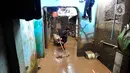 Warga membersihkan rumah usai banjir setinggi tiga meter di RT 05/08, Pejaten Timur, Jakarta Selatan, Senin (10/10/2022) Puluhan RT di DKI Jakarta tergenang banjir akibat luapan Sungai Ciliwung yang terjadi pada dini hari tadi. (merdeka.com/Arie Basuki)