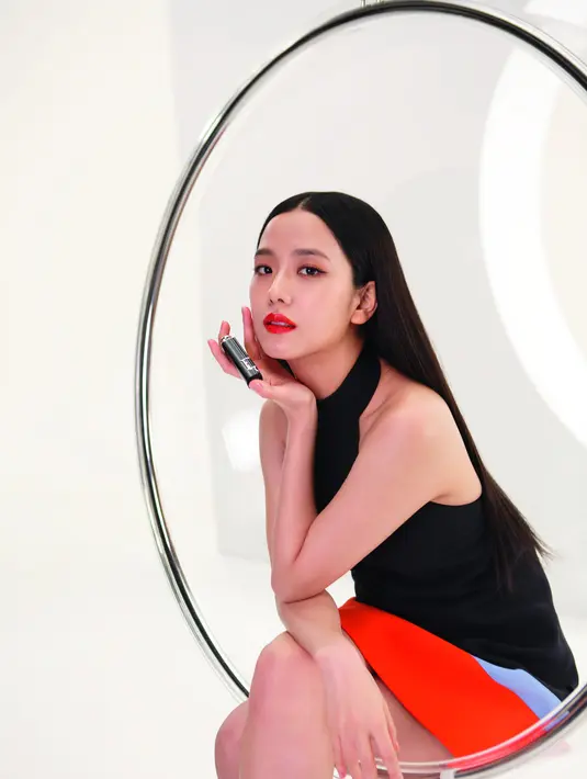 Meski mengenakan warna lipstik serupa, tentu keduanya memberikan tampilan berbeda [Dior]