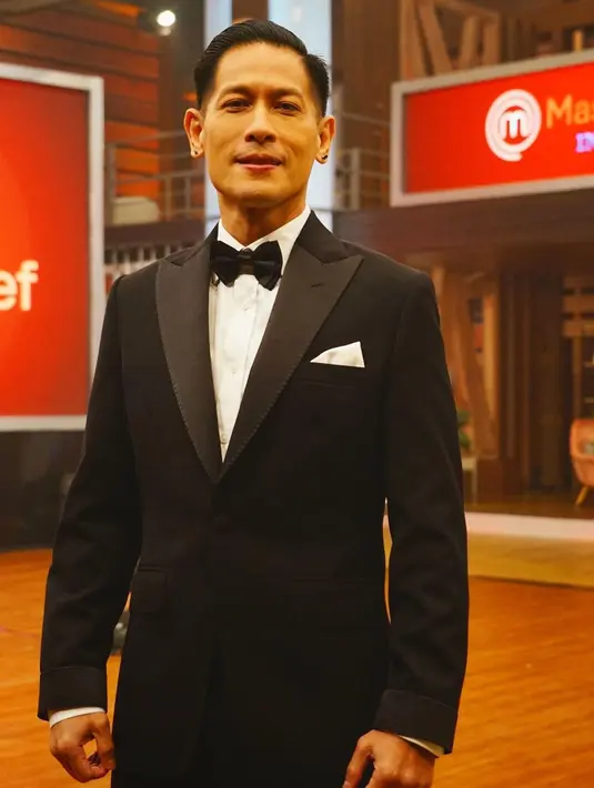 Di acara grand final MasterChef musim 8 lalu terlihat chef Juna memakai setelan jas resmi. Pakai jas hitam dan dasi kupu-kupu, gayanya banyak dipuji warganet. (Liputan6.com/IG/junarorimpandeyofficial)