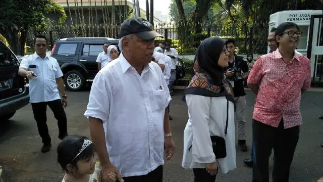 Menteri Pekerjaan Umum dan Perumahan Rakyat (PUPR) Basuki Hadimuljono menggunakan hak pilihnya di TPS 01, Kompleks Widya Chandra, Jakarta Selatan
