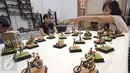 Pengunjung mengamati produk kerajinan tangan pada ajang pameran Indocraft 2015 di JCC, Jakarta, Rabu (18/11). Pameran tahunan ini menampilkan hasil kerajinan dari seluruh Indonesia. (Liputan6.com/Angga Yuniar)