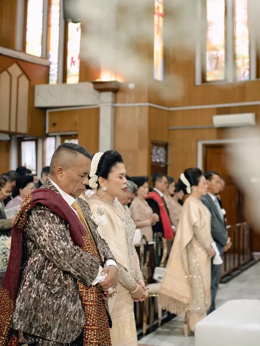 Penampilan mama Fritz Hutapea ini juga disempurnakan dengan kain songket bernuansa keemasan yang serasi. [Foto: Instagram/fcgweddings]