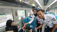KAI Daop 8 Surabaya membagikan bunga mawar dan cokelat ke para penumpang yang mencoblos Pemilu 2024. (Istimewa)