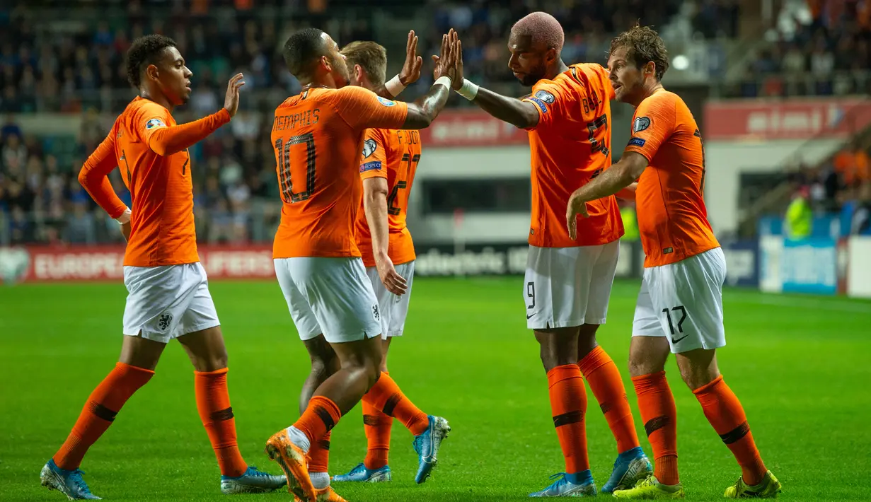 Penyerang Belanda, Ryan Babel (dua kanan) merayakan golnya ke gawang Estonia dalam kualifikasi Grup C Euro 2020, di Tallinn, Estonia, Senin (9/9/2019). Belanda mengalahkan Estonia dengan skor 4-0. (Raigo Pajula/AFP)