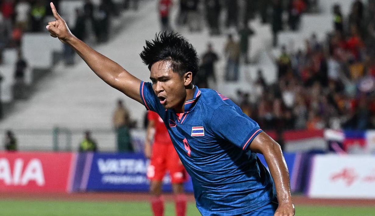 Yotsakorn Burapha membuat mimpi Garuda Muda mendapat emas di waktu normal tidak terwujud. (Photo by MOHD RASFAN / AFP)