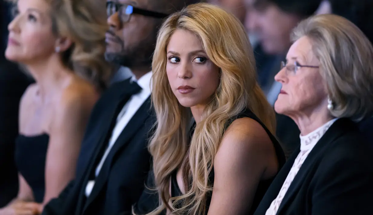 Shakira saat menghadiri pertemuan tahunan Forum Ekonomi Dunia (WEF) di Davos, Swiss (16/1). Penyanyi asal Kolombia dan Duta UNICEF tersebut Tampil cantik saat berbicara di acara Forum Ekonomi Dunia (WEF). (AFP Photo/Fabrice Coffrini)