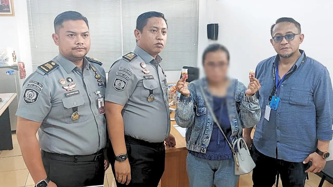 Seorang wanita ditangkap saat hendak menyelundupkan narkoba jenis sabu ke Lapas Kelas IIA Salemba di Jalan Percetakan Negara, Cempaka Putih, Jakarta Pusat. (Liputan6.com/Ady Anugrahadi)