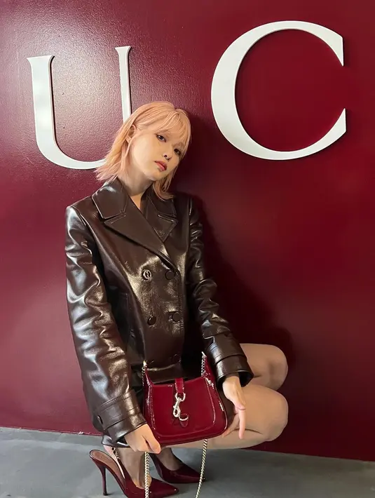 Rambut baru IU jadi sentuhan yang stand out meski kenakan busana yang minimalis effortless [@dlwlrma]