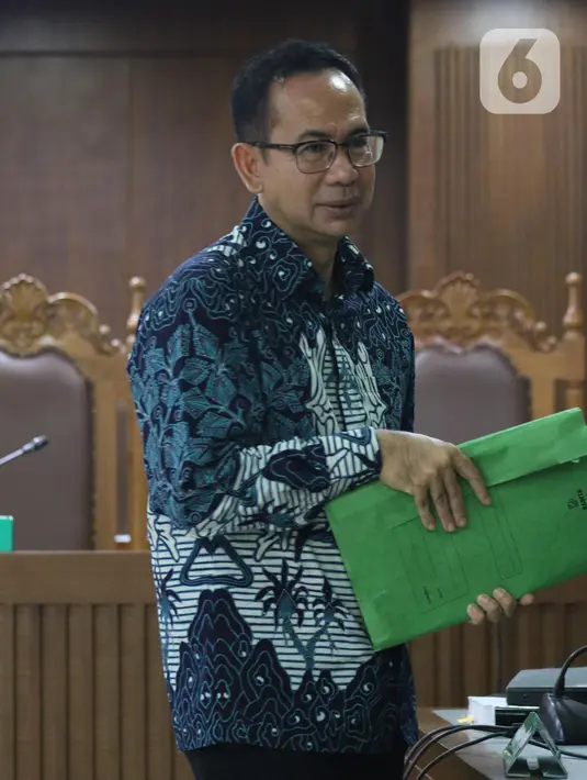 Terdakwa korupsi pengadaan alat kesehatan di Pemprov Banten dan Pemkot Tangsel serta Tindak Pidana Pencucian Uang, Tubagus Chaeri Wardana usai menjalani sidang di Pengadilan Tipikor Jakarta, Kamis (12/12/2019). Majelis hakim menunda sidang karena padatnya jadwal. (Liputan6.com/Helmi Fithriansyah)