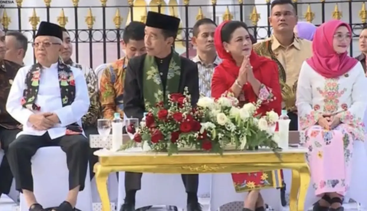 Keduanya pun sama-sama menutup kepalanya dengan kerudung. Bedanya, Iriana tampil dengan kerudung merah yang hanya disematkan di sanggul nya. [Instagram/Roemah Kebaya Vielga]