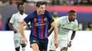 Robert Lewandowski baru saja dilepas Bayern Munchen di bursa transfer musim panas 2022/2023 menuju Barcelona. Nilai transfernya sebesar 45 juta euro merupakan yang tertinggi dalam deretan penjualan pemain dari Liga Jerman musim 2022/2023, namun tidak termasuk dalam 5 penjualan termahal Liga Jerman sepanjang sejarah berikut ini. (AFP/Frederic J. Brown)