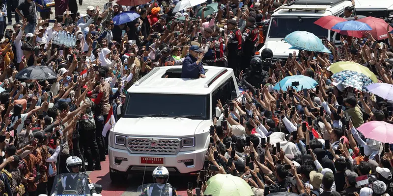 Menuju Istana Negara, Presiden Prabowo Subianto Sapa Warga