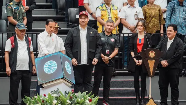 Cinta Laura dan Gading Marten bertemu Presiden Jokowi di peresmian Indonesian Arena (Foto: Instagram claurakiehl)